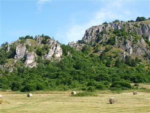 pohľad na lokalitu zdola od kaplnky