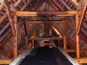podkrovie kostol s plošinami na zachytávanie netopierieho trusu