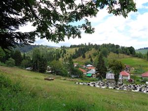Foto východnej časti lokality robené z horného okraja cintorína
