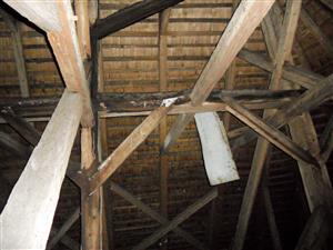 podkrovie kostola, kde sa v minulosti zdržiavala kolónia