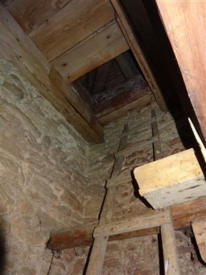 vstup do veze zdola ciastocne vyuzivany netopiermi