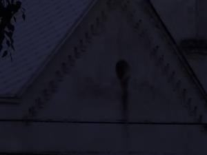 jeden z výletových otvorov na kostole