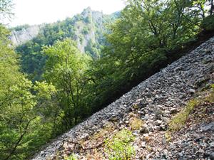 bočný pohľad na lokalitu smerom k tiesňave