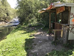 stavba na brehu rieky vypovedajuca o stale sa zvysujucom vplyve ludi an tuto cast biotopu