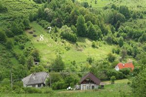 Pohľad z protisvahu na plochy 7,8 - Záhumnie. Plocha 7 je zarastená, plocha 8 je po manažmente, ale kopy vypílených krovín zostali na ploche