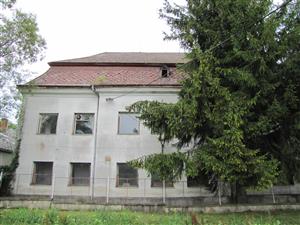 pohľad na monitorovaný obejkt; v streche viditeľný vletový otvor netopeirov