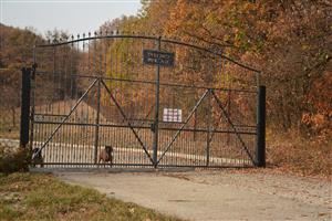 Vstupná brána do areálu súkromnej zvernice