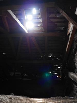 stará strešná krytina z eternitu - rozlámaná a deravá