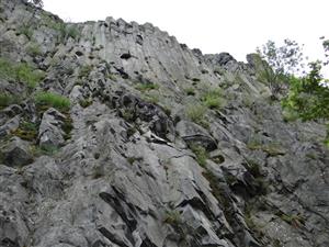 Pohľad na TML_8220_036 spod skalnej steny