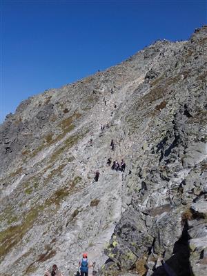 turistický chodník a množstvo návštevníkov v TML
