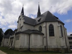 budova kostola Nitrianske Pravno zadný pohľad