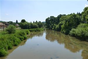 Pohhľad na lokalitu rieky Slatiny v obci Slatinka