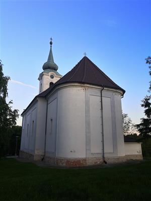 pohľad na strešnú loď stavby kostola