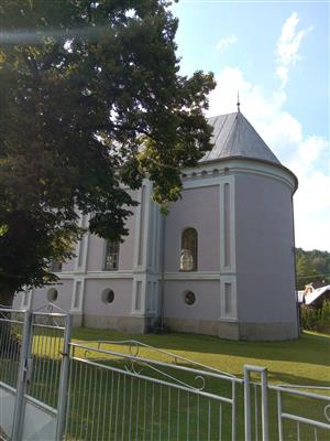 okolie kostola s kolóniou