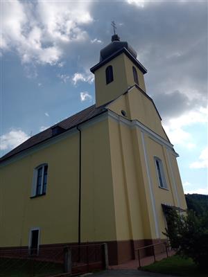 okolie kostola s kolóniou