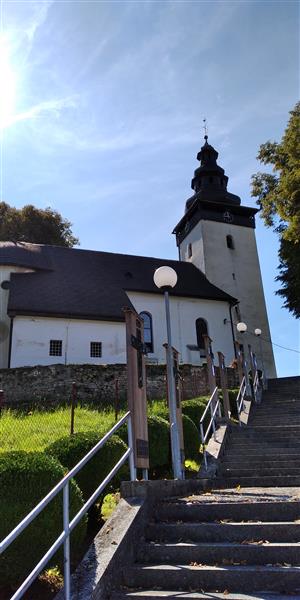 okolie kostola s kolóniou