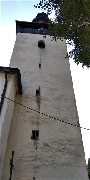 veža s vletovými otvormi