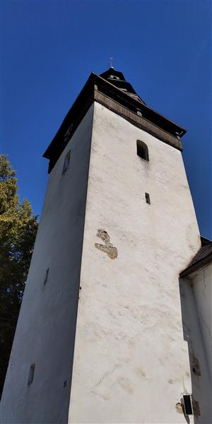 veža s vletovými otvormi