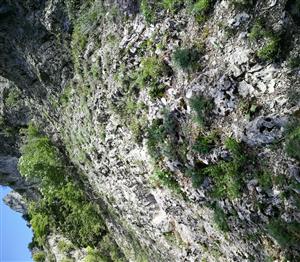 Pohľad na lokalitu zdola, v pozadí Slnečné skaly.