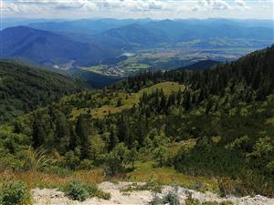 Celkový pohľad na lokalitu z turistického chodníka