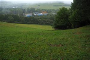 severovýchodná lúka, pohľad na halu na výrobu Salvatorky