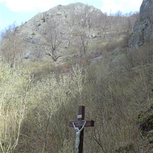 pohľad na lokalitu - polygón skaly nad cestou