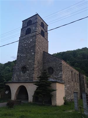 budova kostola v obci Chvojnica