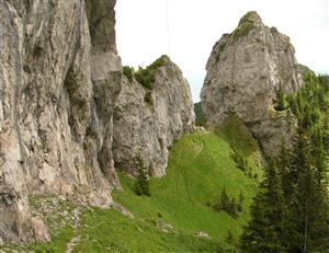 Pohľad na JZ časť lokality medzi zárezom skalných brál