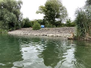 spevnený breh a priesak/prúdenie z vedľajšej ramennej sústavy