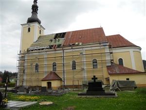 pohľad na kostol zvonku (prebieha rekonštrukcia strechy)