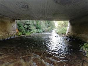 Most nad sledovaným úsekom s konštrukčne nevhodnými kolmými stenami 