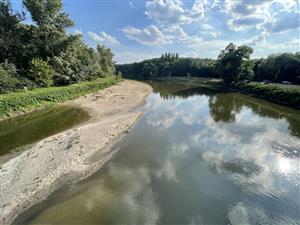 piesčito-štrková lavica pri cestnom moste