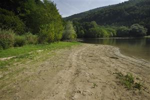Celkový pohľad, vegetácia vyvinutá iba v úzkom páse brehovej línie