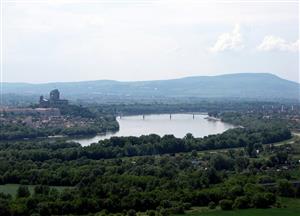 Pohľad na Ostrihom z kopca nad TMP