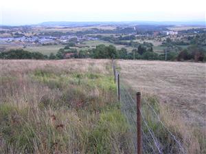 Susedná kosená plocha je vyčlenená mimo TML kvôli neprístupnosti (plot)