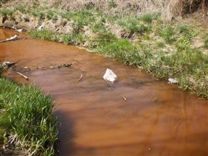 zmena sfarbenia vody vyvolaná pravdepodobne únikom znečisťujúcich látok do toku